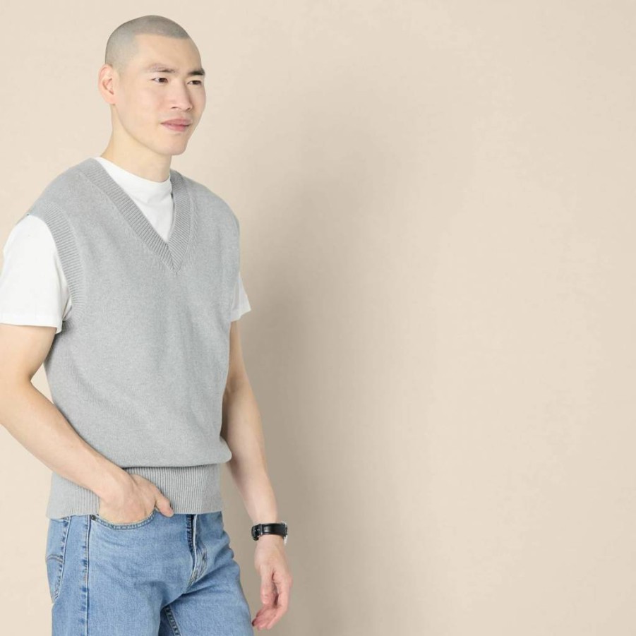 Amazon Essentials Men's Slim-Fit V-Neck Sweater Vest for Layering, Lightweight Knit Casual Vest