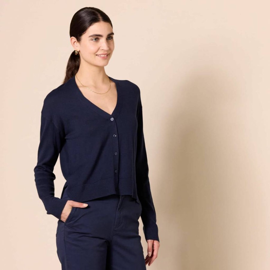 Amazon Essentials Women's Cropped V-Neck Cardigan Sweater - Lightweight & Relaxed Fit