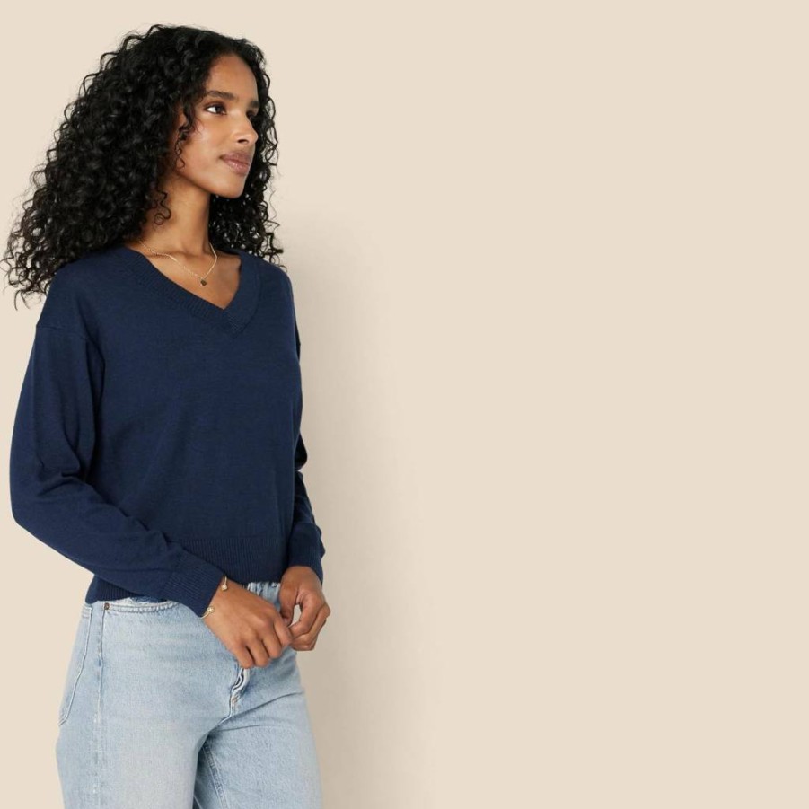 Amazon Essentials Women's Lightweight V-Neck Cropped Sweater - Relaxed Fit Casual Pullover
