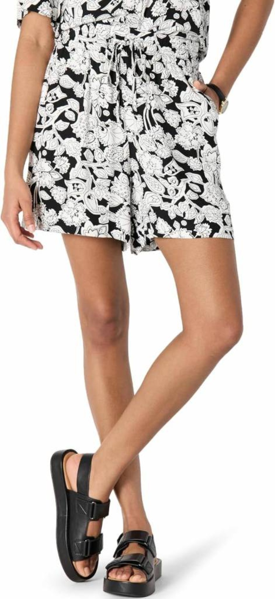 Amazon Essentials Women's High-Rise Pull-On Twill Shorts - Relaxed Fit Casual Comfort