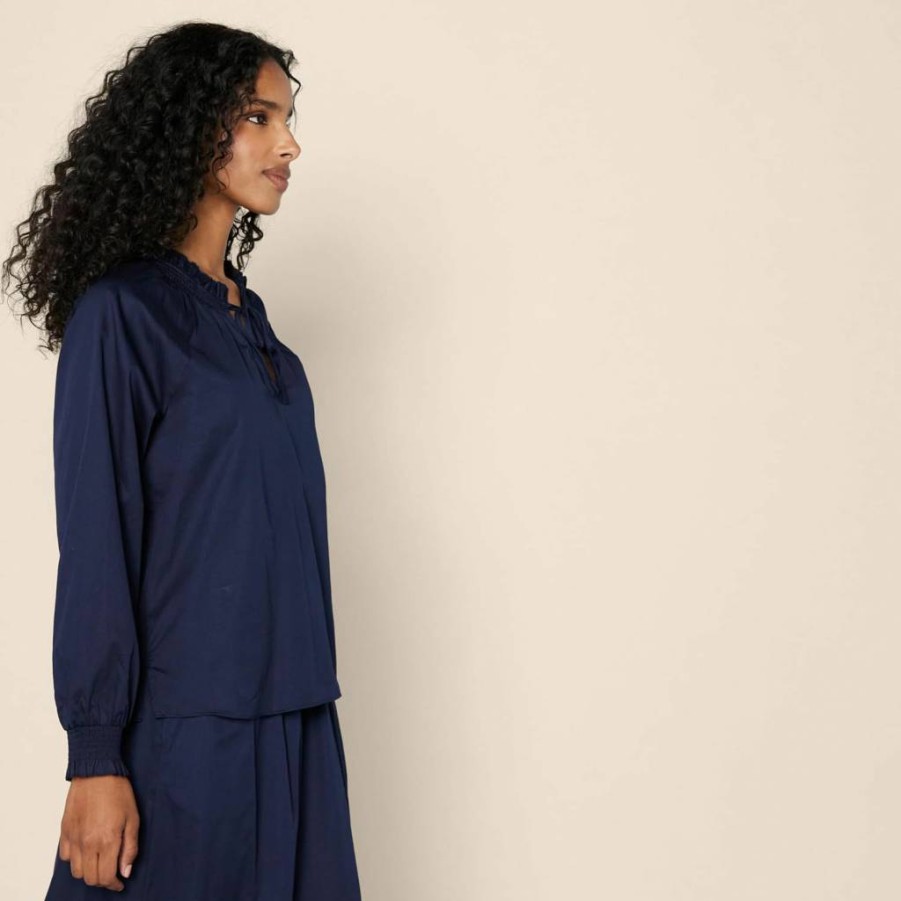 Amazon Essentials Women's Long-Sleeve Cotton Sateen Blouse with Ruffle Neck Relaxed Fit Top