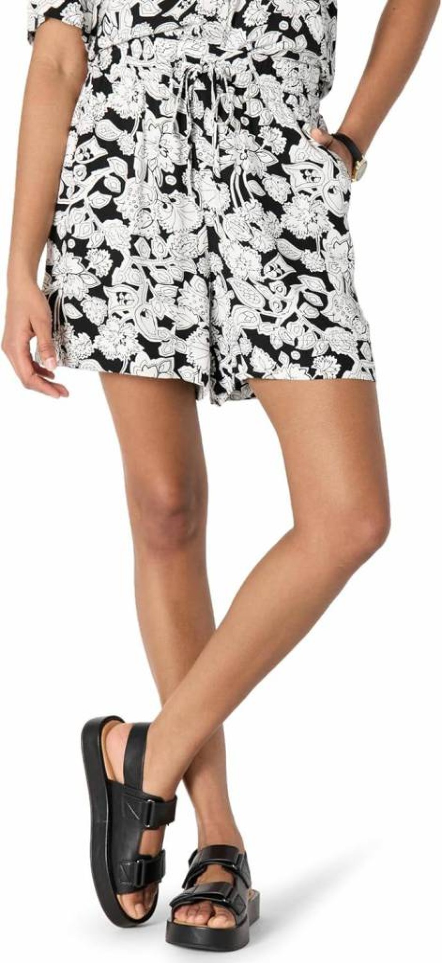 Amazon Essentials Women's High-Rise Pull-On Twill Shorts - Relaxed Fit Comfort Casual Wear